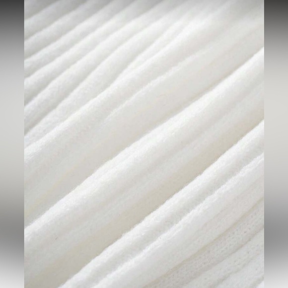 Elegant White V-Neck Sweater - Picture 3 of 7